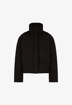 Schwarze Pufferjacke mit hohem Kragen, im cropped Design, mit gestepptem Muster und dezent auf dem Stoff eingeprägten Logodetails.