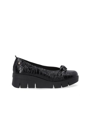 - Czółenka na platformie