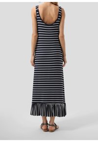 Robe maxi rayée bleu marine et blanche avec un dos plongeant, design sans manches et ourlet volanté. Fabriquée en tissu léger.