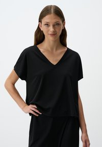 V-NECK SHORT SLEEVED PLAIN - T-shirt basic - black