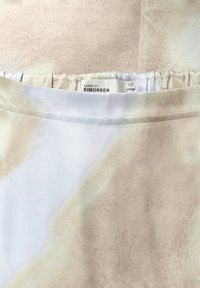 Lichtgewicht stoffen top met een zacht, pastelverloop van beige en blauw en een geraffineerde halslijn. Label leest "KAREN BY SIMONSEN, EU 38."