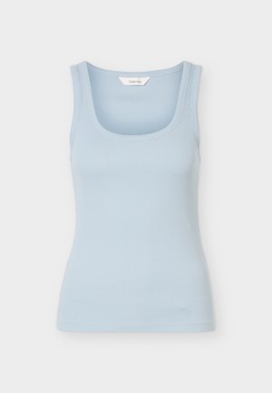 Débardeur sans manches côtelé bleu clair avec un décolleté arrondi, conçu pour une silhouette ajustée.