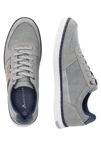 Grå sneakers med övre del av textil, kontrasterande navy accenter, vit gummisula och runda snören; har broderade designelement.