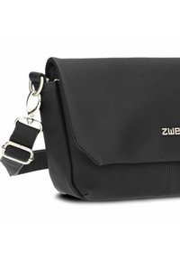 Borsa a tracolla nera in pelle con finitura testurizzata, chiusura a patta, tracolla regolabile e dettagli in metallo di colore argento. Design compatto.