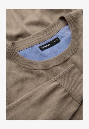 Vaaleanruskea neulepusero, jossa on ribbireunus kaula-aukossa ja hihoissa, sekä erottuva sininen sisäkaulus. Pehmeä pinta, yksinkertainen muotoilu, ei näkyviä kuvioita.