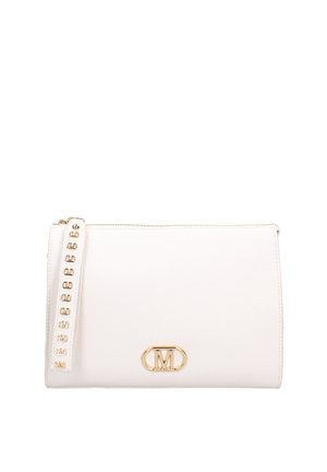 Clutch bianco in pelle con finitura testurizzata, hardware dorato e accento con logo. Presenta una chiusura a zip e un cinturino decorativo con borchie.