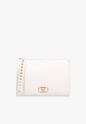 Pochette en cuir blanc avec une finition texturée, accessoires en or et accent du logo. Comprend une fermeture zippée et une sangle décorative avec des clous.