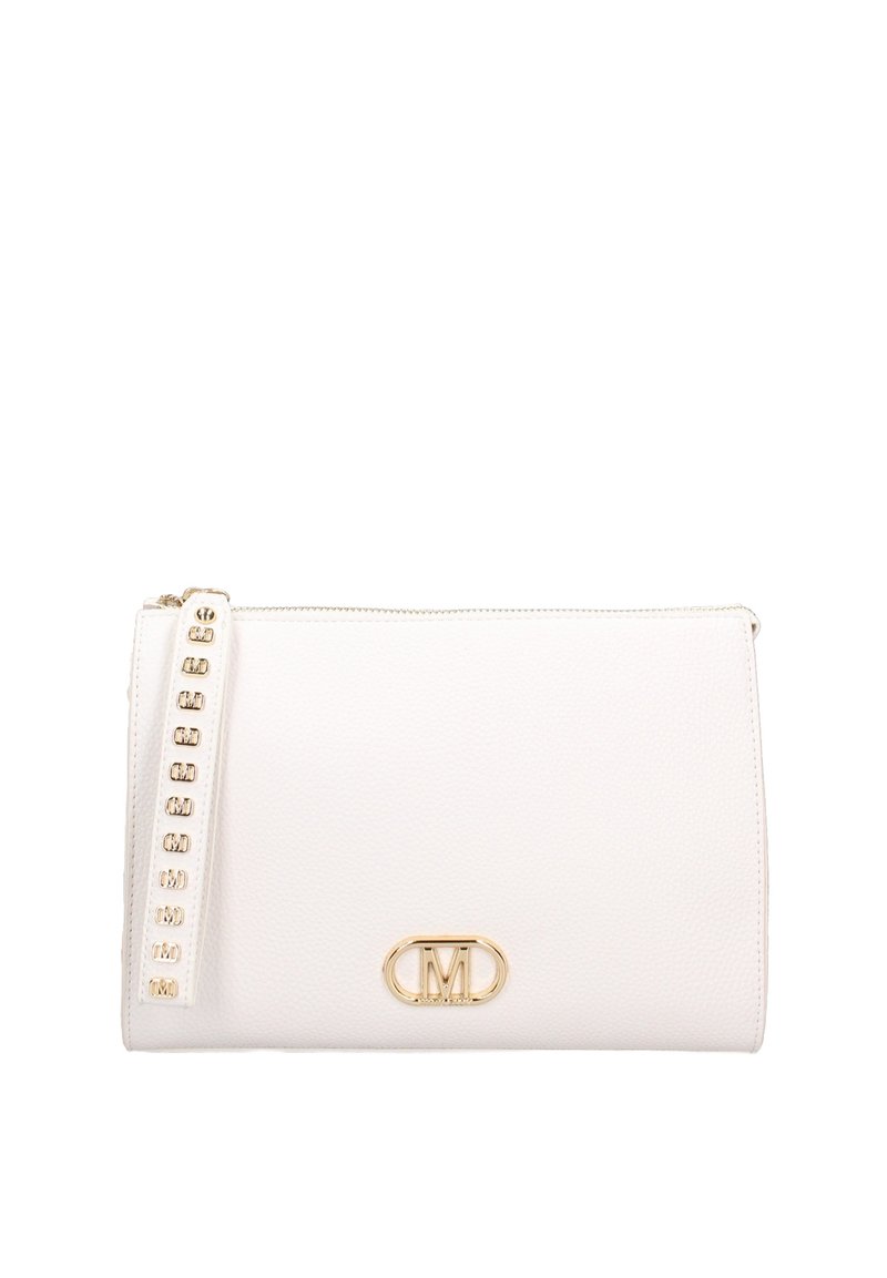 Pochette en cuir blanc avec une finition texturée, accessoires en or et accent du logo. Comprend une fermeture zippée et une sangle décorative avec des clous.