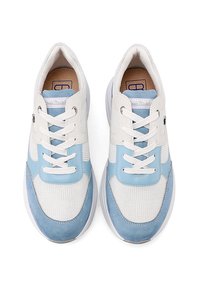 Scarpe da ginnastica azzurro chiaro e bianche con materiali in rete e suede, design con lacci, punta arrotondata e suole in gomma.