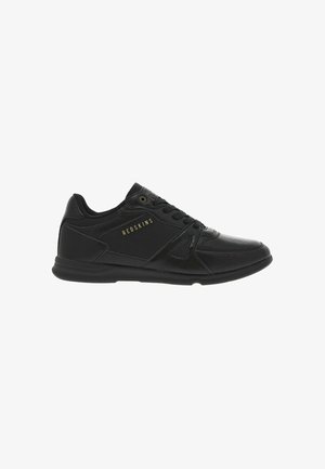 Chaussure de sport noire dotée d'un dessus en cuir texturé, d'un bout renforcé et d'un détail de logo en doré. Semelle légère avec une finition lisse.