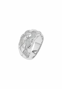 Anillo de plata con un diseño trenzado, segmentos pulidos alternos y secciones adornadas con pequeñas piedras brillantes.