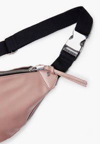 s.Oliver Sac banane - purple