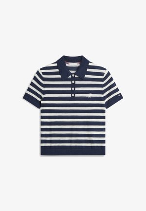 Polo a maniche corte a righe orizzontali blu navy e bianche con quattro bottoni e colletto blu navy, caratterizzata da un piccolo logo ricamato sul petto.