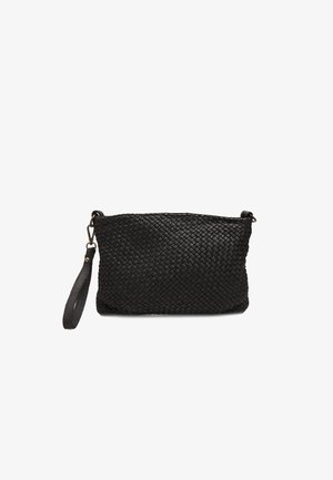 Clutch de piel trenzada negra con una correa para la muñeca, que presenta una forma rectangular y una superficie texturizada. Los acentos incluyen herrajes metálicos.