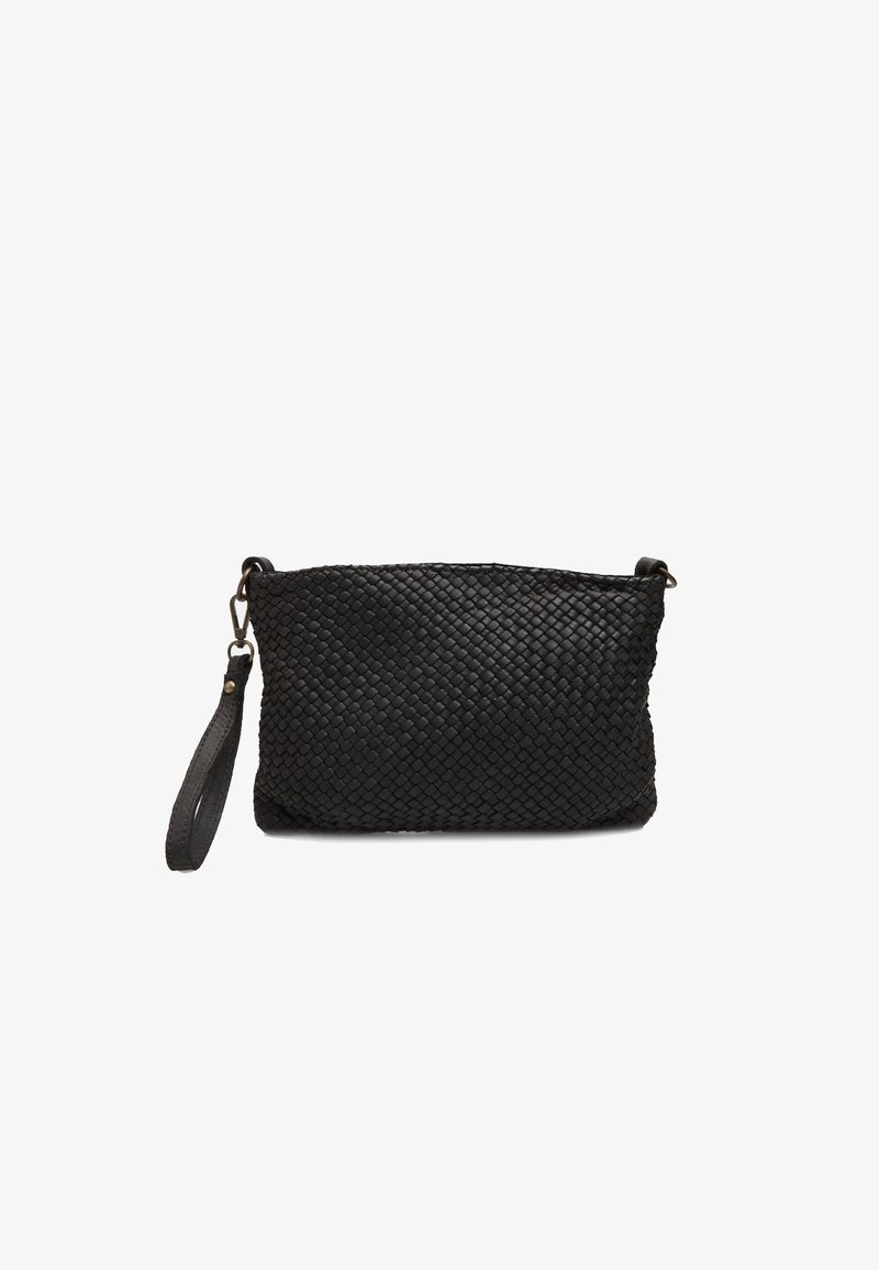 Borsa a pochette in pelle intrecciata nera con tracolla, caratterizzata da una forma rettangolare e una superficie testurizzata. Gli accessori includono hardware in metallo.