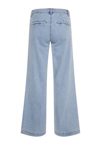 Vaaleansinisiä leveälahkeisia farkkuja, joissa on korkea vyötärö, kaksi takataskua ja siisti helma ilman lisäkuvioita tai korostuksia.