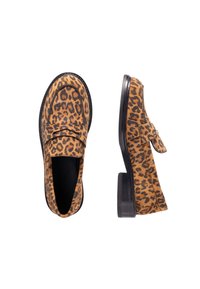 Loafers met luipaardprint in beige en bruin suède, met een afgeronde neus, lage hak en een decoratieve strik op het wreef.