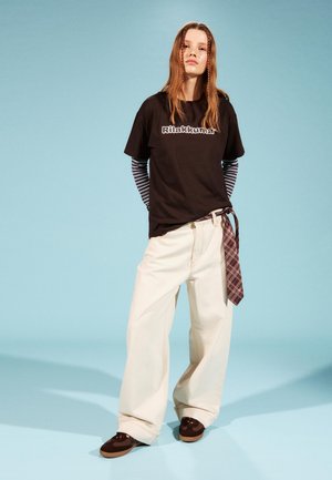 Bershka RILAKKUMA SHORT SLEEVE  - Majica kratkih rukava s printom - dark brown