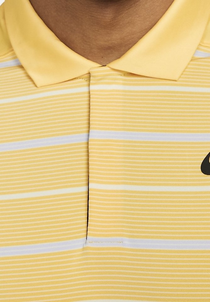 Gros plan d'un polo rayé jaune et blanc avec un col et un logo Nike noir sur le côté droit.