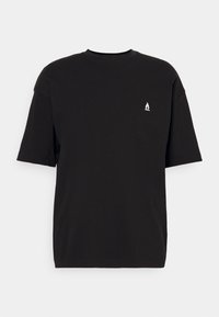 Sort t-shirt i bomuld med korte ærmer, rund halsudskæring og et lille hvidt flamme-logo på brystet. Glat tekstur og afslappet pasform.