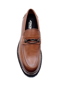 Mocassins en cuir brun au design élégant, ornés d'une chaîne en argent à l'avant et d'une semelle texturée pour une meilleure adhérence.