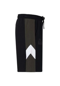 Shorts noirs avec une taille élastique et un cordon de serrage. Panneau latéral en vert olive avec un design en chevron blanc ; logo Kappa présent.