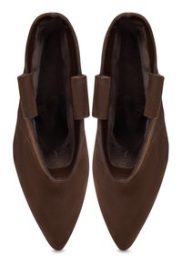 Hnědé semišové kotníkové boty se špičatými špičkami, s hladkou texturou a kontrastními kovovými doplňky u kotníku.