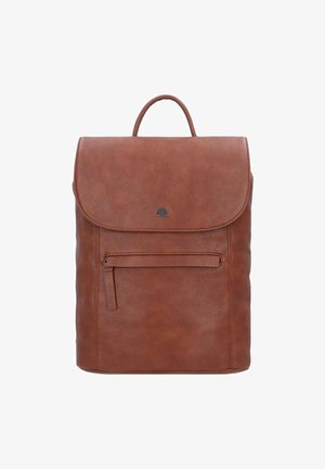 Mochila de cuero marrón con cierre de solapa, bolsillo con cremallera en la parte frontal y un asa en la parte superior. Textura suave y diseño minimalista.