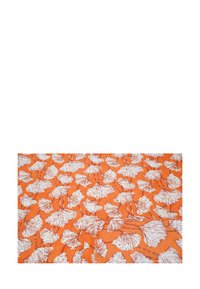 Oranje stof met een herhaald patroon van witte ginkgo-bladeren. De textuur lijkt glad met een lichte, ademende kwaliteit.