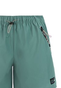 Türkisfarbene Badeshorts mit elastischem Bund, Kordelzug, seitlicher Reißverschlusstasche mit gemustertem Besatz und kleinem schwarzem Logo-Patch in Nähe des Saums.