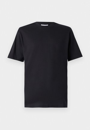 Camiseta negra de manga corta hecha de algodón, con cuello redondo y corte clásico, sin ningún estampado ni marca visible.