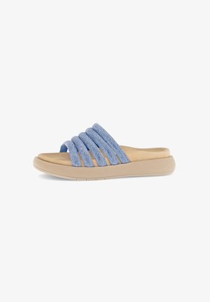 Blauwe denim slide sandalen met vier brede banden, beige gevoerde binnenzool en een lichtbeige rubberen zool. Vlotte textuur, flexibele ontwerp.