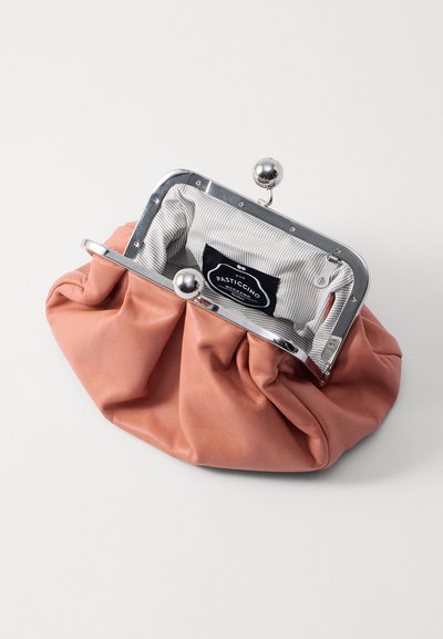 Clutch in pelle pesca con design arricciato, struttura in metallo argentato e due chiusure rotonde in cima. Interno foderato con motivo a righe e etichetta.