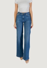 Bredde denim jeans i mellemblå vask, med høj talje, klassisk fem-lomme design og subtil falming. Glat tekstur.
