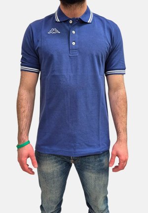 Polo blu con strisce bianche sulle maniche, pattina con tre bottoni e logo ricamato sul petto. Realizzato in cotone, presenta una texture liscia.