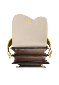 Geel handtasje met een geschulpte, beige opening. Bevat drie compartimenten met lichtbruine voering en gouden hardware accenten.