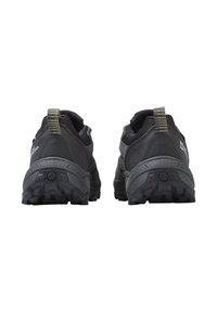 Schwarze Wanderschuhe mit einem strukturierten Mesh-Obermaterial, Gummisohlen und gelb gestreiften Zuglaschen. Auffällige Profilierungen für Grip und Stabilität.