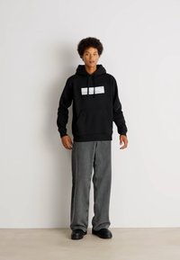 Calvin Klein Jeans HYPER REAL BOX LOGO GENDERLESS UNISEX - Jersey con capucha - black