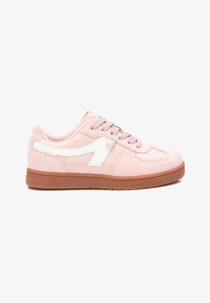 Zapatillas de ante rosa con acentos blancos, puntera redonda y diseño con cordones. Suela de goma con agarre texturizado, con un pequeño detalle de logo.