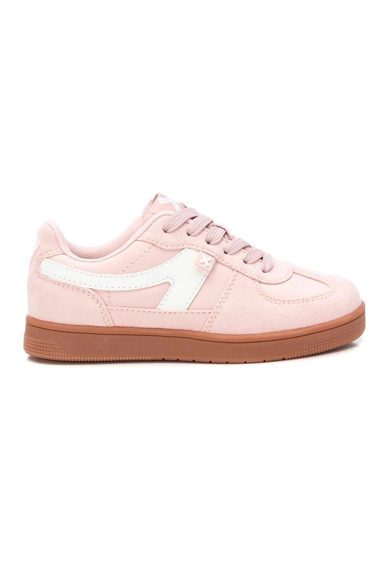 Zapatillas de ante rosa con acentos blancos, puntera redonda y diseño con cordones. Suela de goma con agarre texturizado, con un pequeño detalle de logo.