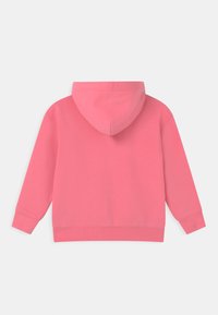 Sudadera con capucha rosa exhibida de forma plana, mostrando la parte trasera con mangas largas y puños y dobladillo acanalados.