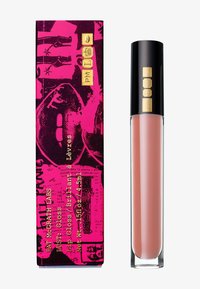 Nude Lipgloss-Tube mit schwarzem Deckel und goldenem Etikett neben einer pinken und schwarzen Box mit abstraktem Gesichts- und Textdesign.