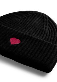 Zwarte gebreide beanie met een geribbelde textuur, voorzien van een klein roze hart patch dat aan de voorkant is geborduurd.