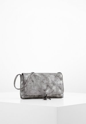 Metallic grijze gestructureerde leren crossbodytas met klepsluiting, decoratieve kwast en dunne schouderband op witte ondergrond.
