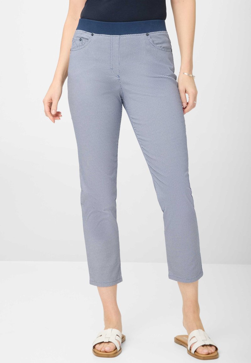 Blaue und weiße gemusterte Hose mit einem dehnbaren Bund, geradem Bein und umgekrempelten Säumen. Hergestellt aus einem leichten Stoff.