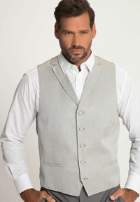Grau gemusterte Weste aus strukturiertem Stoff mit V-Ausschnitt, Frontknöpfen und seitlichen Taschen, getragen über einem weißen Hemd.