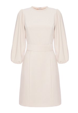 Kremowa sukienka z długimi rękawami typu puff, dopasowaną górą i pasek w talii, z subtelną teksturą i okrągłym dekoltem.