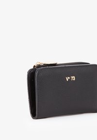 Portafoglio in pelle nera con finitura testurizzata, caratterizzato da un logo dorato e una chiusura con zip. Forma rettangolare compatta.