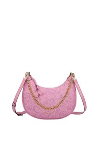 Rosa Handtasche mit einer glatten, strukturierten Oberfläche, ausgestattet mit einer Kette und einem Ledergriff, geprägt mit Ticketmustern und einem Logo-Akzent.