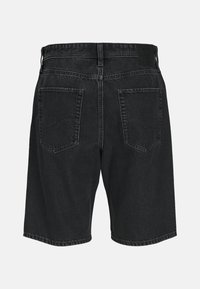 Zwarte denim shorts met een relaxed fit, met twee achterzakken en minimalistische stiksels. Gemaakt van stevige stof met een zachte textuur.